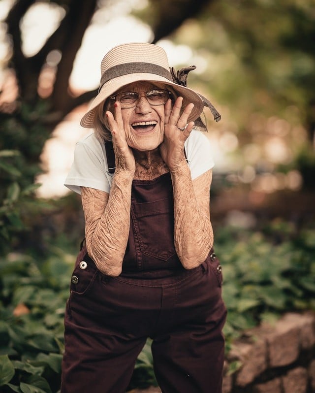 woman-wearing-brown-overall-dentures